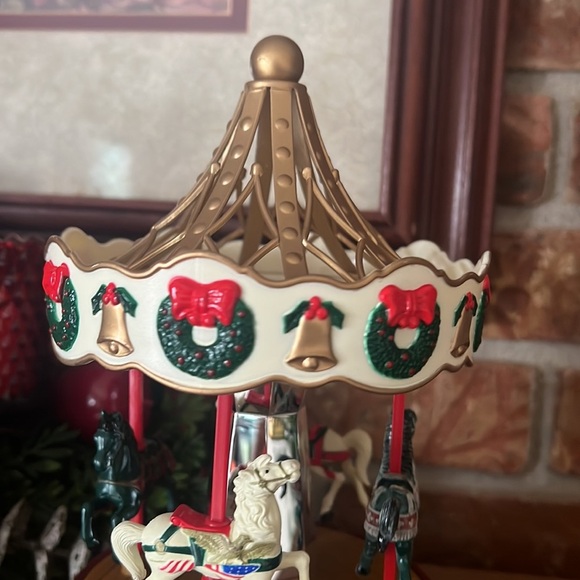 ❤️1998 Maisto Christmas Collection animated musical "VILLAGE CAROUSEL - Picture 4 of 11